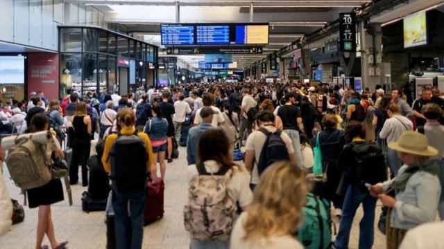 法国高铁线路遭蓄意纵火，巴黎交通受影响严重