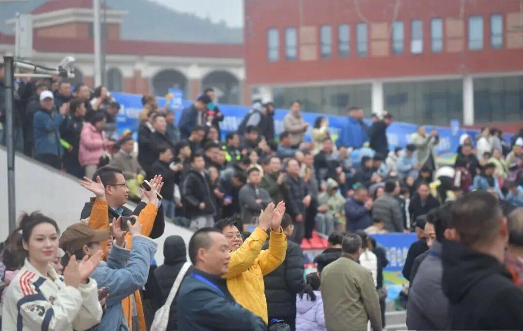 星空体育app官方下载-35场战罢！广西“县超”赛事经济数据亮眼